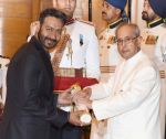 Ajay Devgan recieving Padam Shri award from President Pranab Mukherjee on 28th March 2016